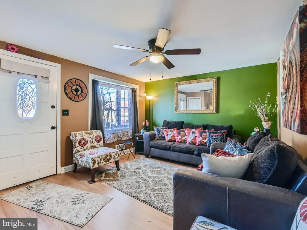 749 South Woodington Road Baltimore, MD 21229 - Photo 8 of 25 Living Room