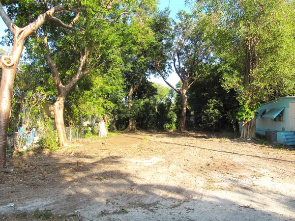 a view of back yard of the house