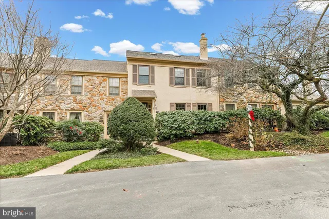 a view of a house with entertaining space