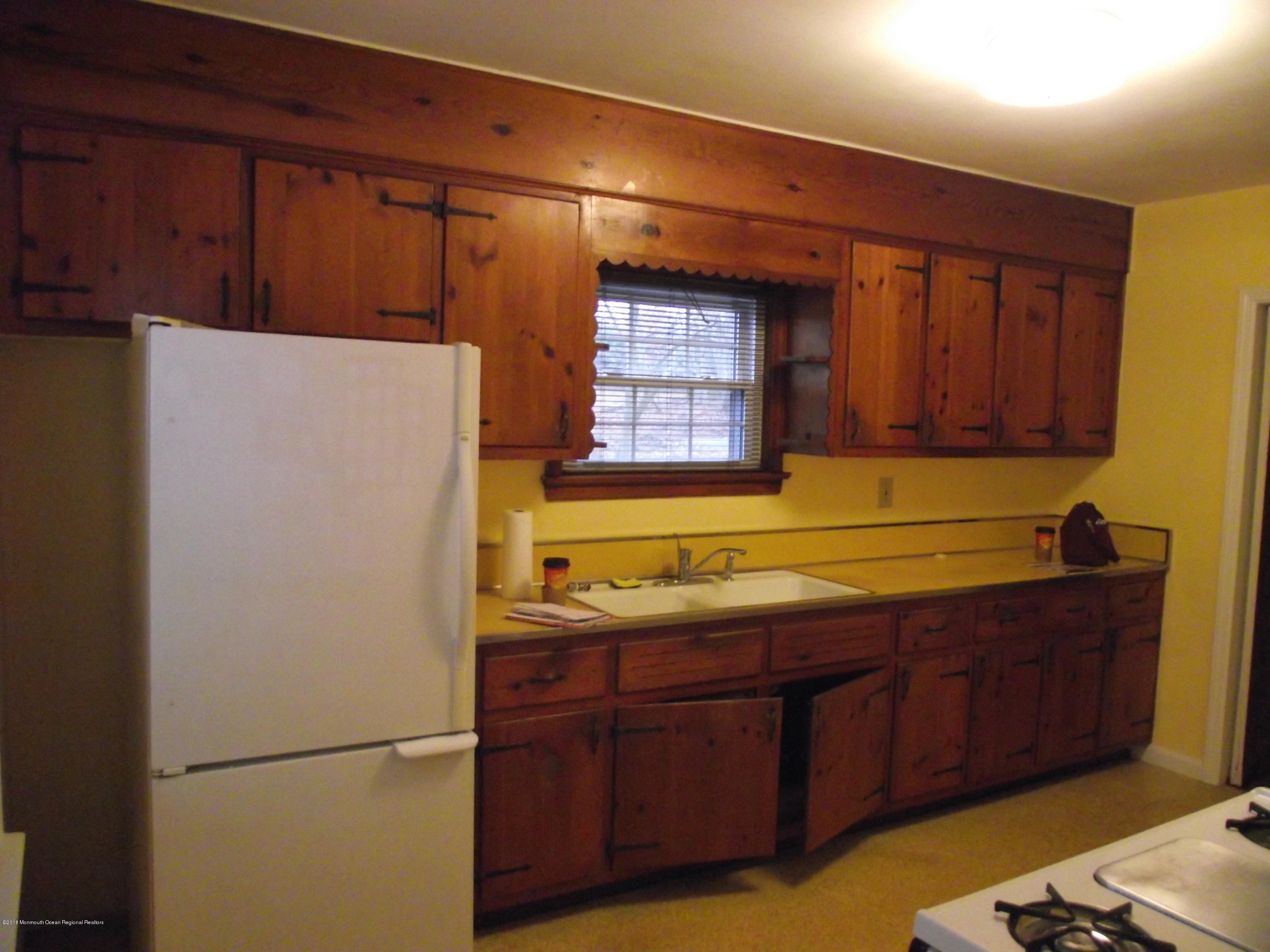 44 Dutch Lane Road Marlboro, NJ 07746 - Photo 4 of 28 DSCF2409