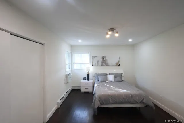 $1,150,000 | 18 Park Drive East, Syosset, NY 11791