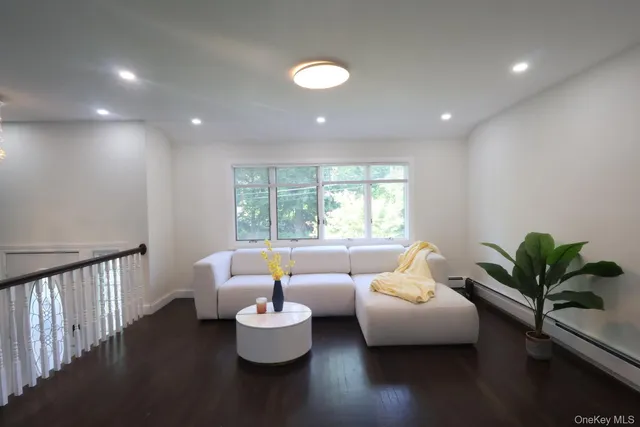 $1,150,000 | 18 Park Drive East, Syosset, NY 11791