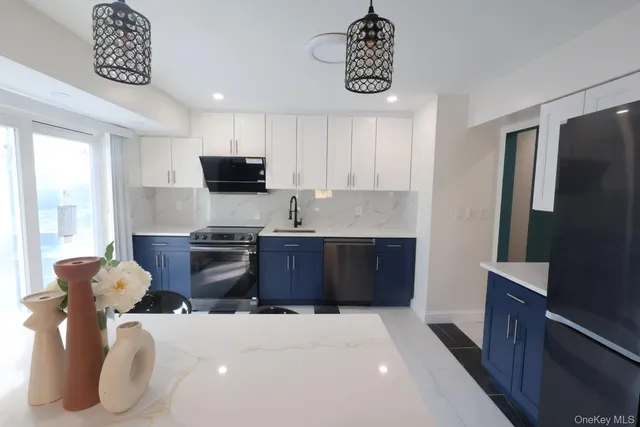 $1,150,000 | 18 Park Drive East, Syosset, NY 11791