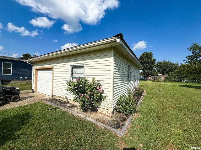 $215,000 | 119 South 6th Street Southwest, Clay City, IL 62824