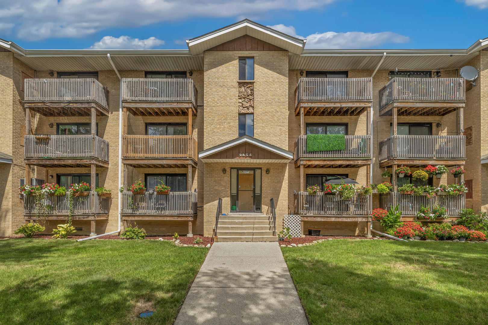 9654 Nottingham Avenue, Unit 2D Chicago Ridge, IL 60415 - Photo 1 of 10 Gallery Image 1