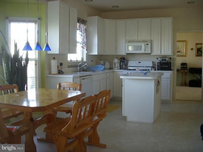13808 Rockingham Road Germantown, MD 20874 - Photo 6 of 9 Kitchen