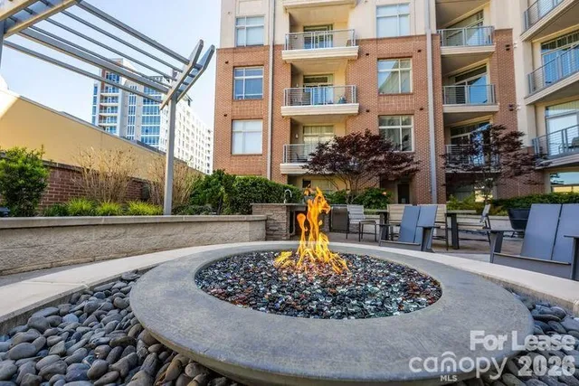 $1,698 | 425 West Trade Street, Unit 1FR, Charlotte, NC 28202
