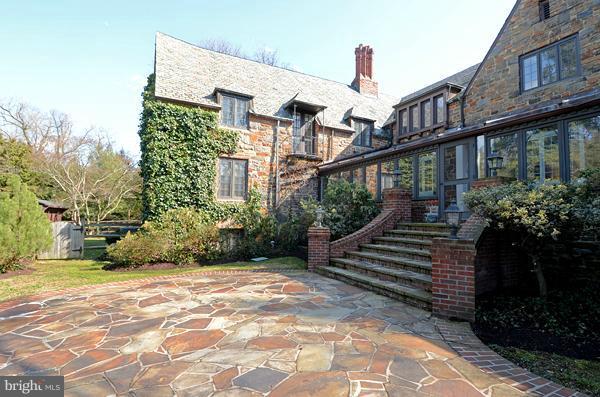 Exterior (Rear)