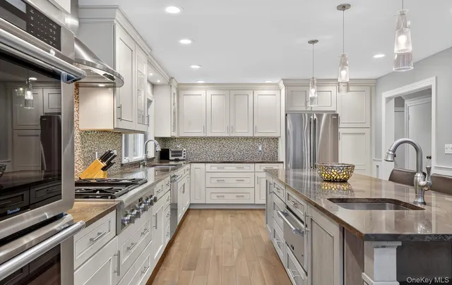 $1,399,000 | 1 May Hill Lane, Dix Hills, NY 11746