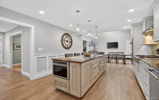 $1,399,000 | 1 May Hill Lane, Dix Hills, NY 11746