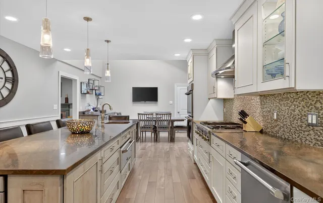 $1,399,000 | 1 May Hill Lane, Dix Hills, NY 11746