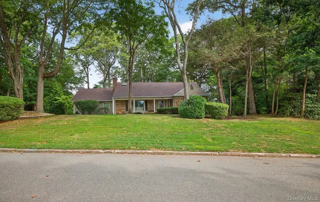 $1,399,000 | 1 May Hill Lane, Dix Hills, NY 11746