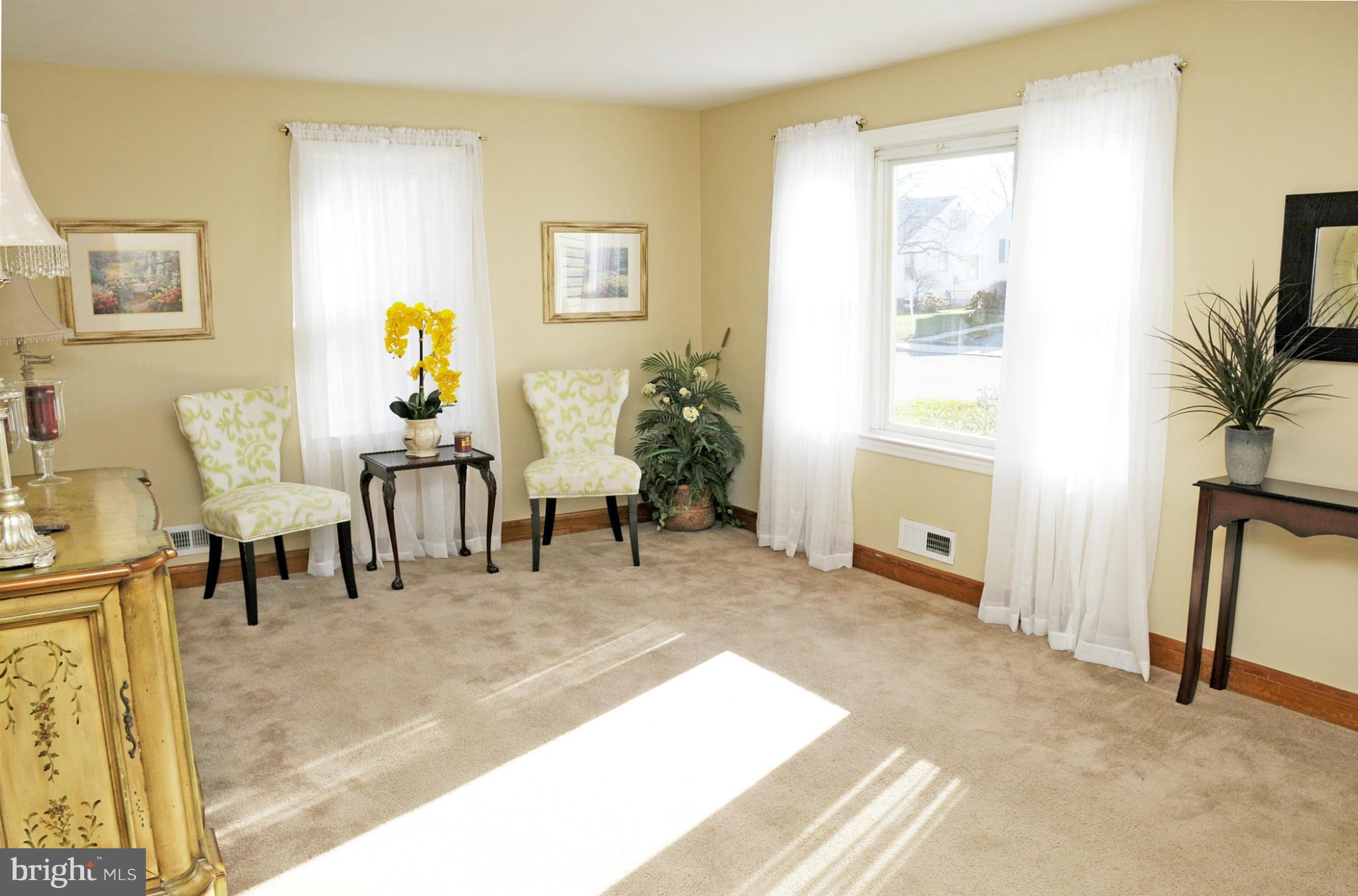 606 Cleveland Road Linthicum Heights, MD 21090 - Photo 9 of 24 a living room with furniture and a potted plant