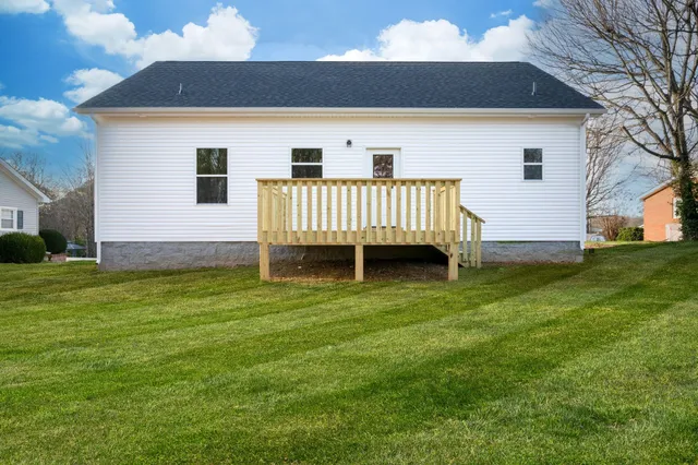 a view of a house with a backyard