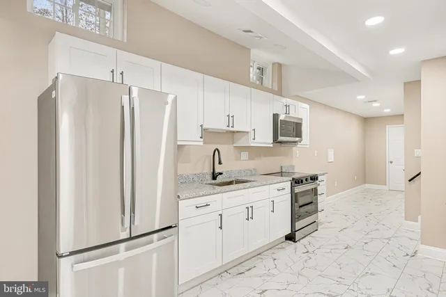 a view of a house with backyard