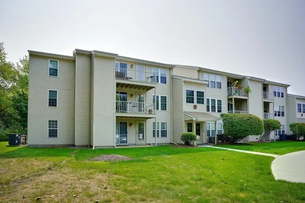 $2,200 | 11 Thoreau Court, Unit 7, Natick, MA 01760