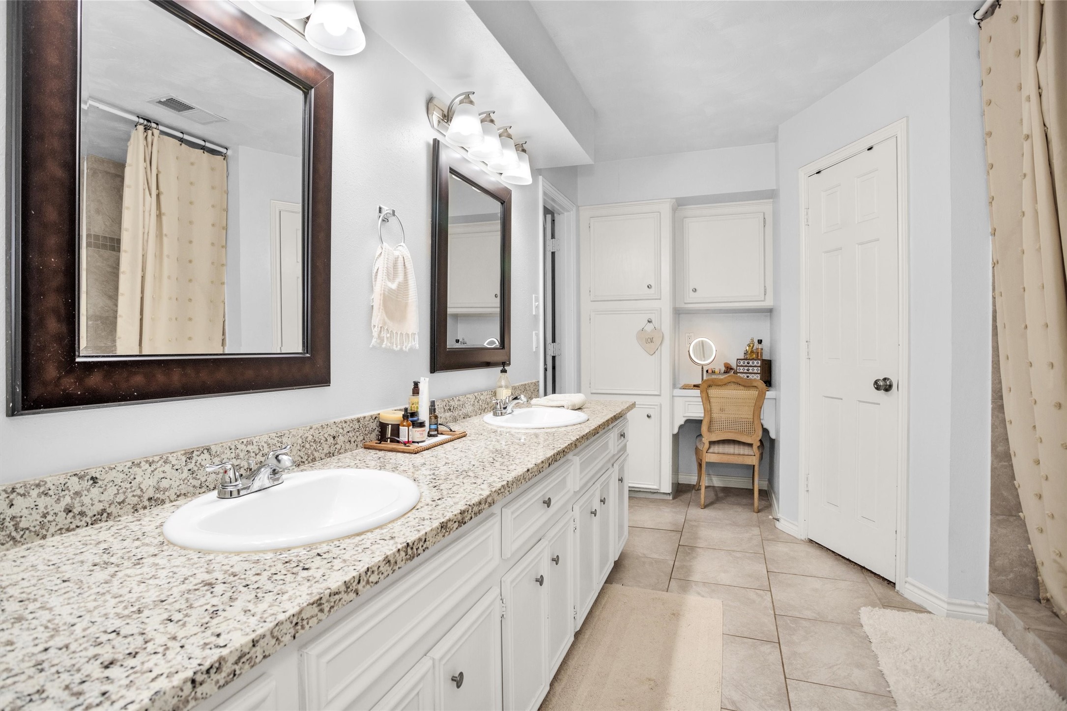 40610 Mill Creek Road Magnolia, TX 77354 - Photo 14 of 31 Ensuite to the primary. Double sinks and granite