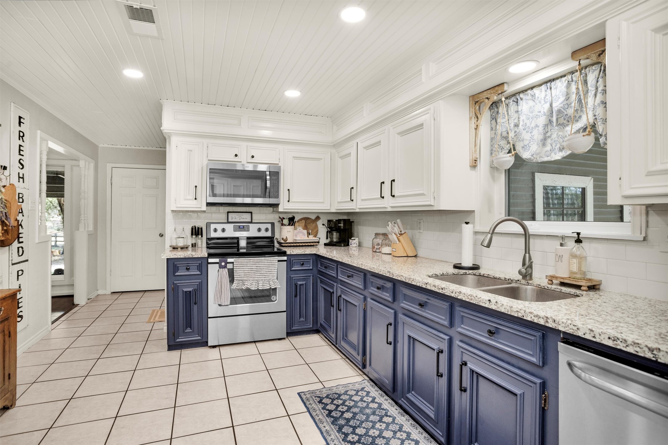 40610 Mill Creek Road Magnolia, TX 77354 - Photo 8 of 31 Grantie countertops in this cute kitchen. Don't forget to look at the ceilings.
