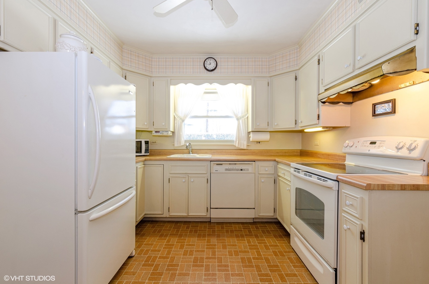 830 Warrington Road Deerfield, IL 60015 - Photo 7 of 15 a kitchen with a white cabinets and white appliances