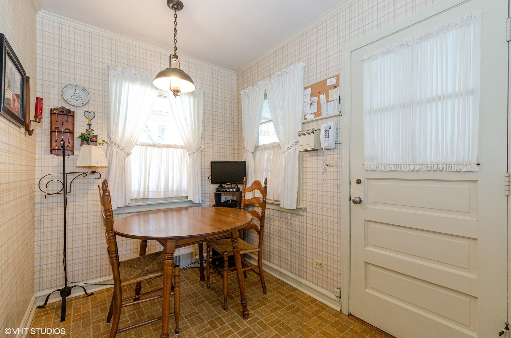 830 Warrington Road Deerfield, IL 60015 - Photo 8 of 15 a view of a dining room with furniture and window