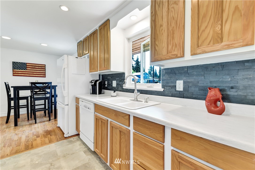 9501 217th Street Southwest Edmonds, WA 98020 - Photo 4 of 25 Gallery Image 4