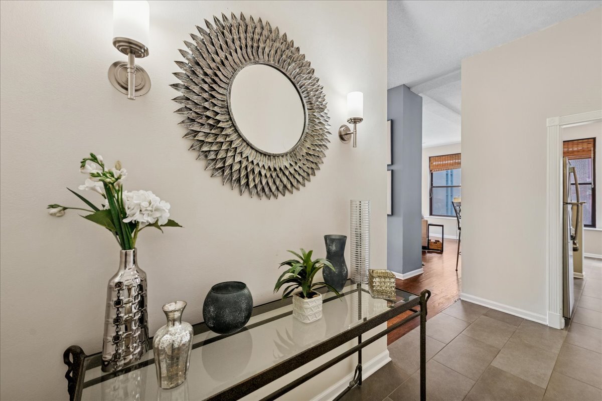 600 South Dearborn Street, Unit 601 Chicago, IL 60605 - Photo 3 of 18 a vase of flowers sitting on a table