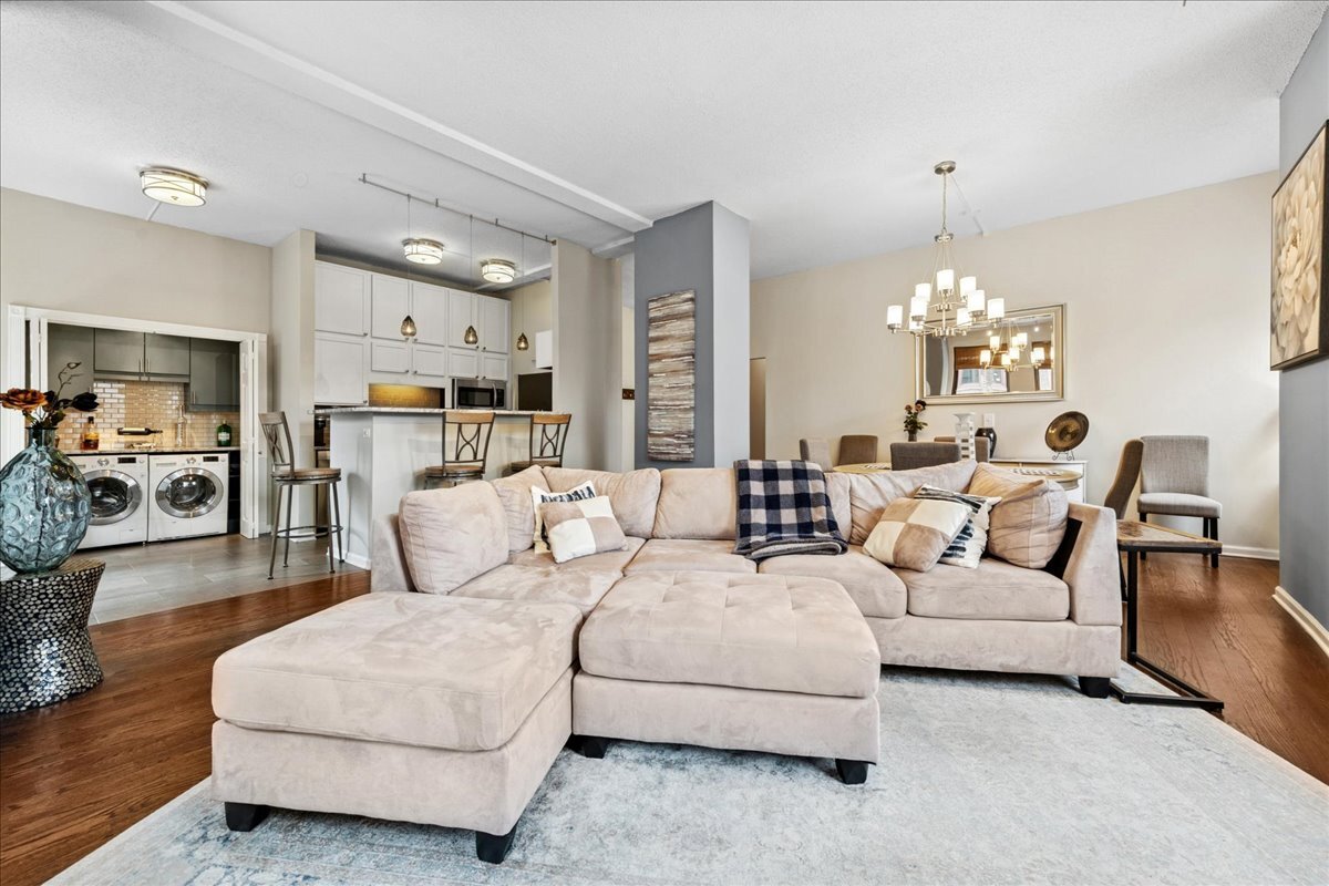 600 South Dearborn Street, Unit 601 Chicago, IL 60605 - Photo 8 of 18 a living room with furniture and a chandelier