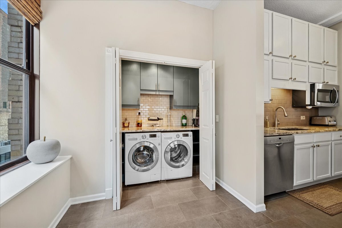 600 South Dearborn Street, Unit 601 Chicago, IL 60605 - Photo 10 of 18 a utility room with cabinets washer and dryer