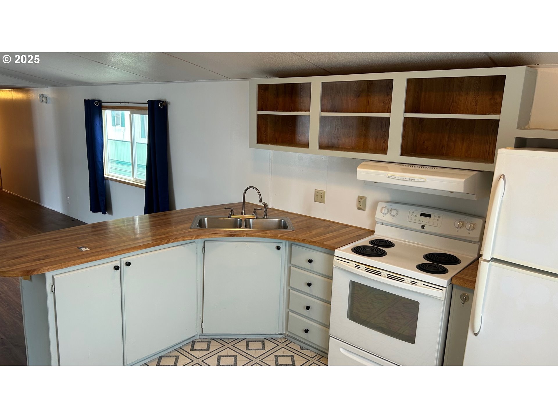 91323 Sandstone Lane, Unit 418 Coos Bay, OR 97420 - Photo 3 of 20 a kitchen with a sink stove and cabinets