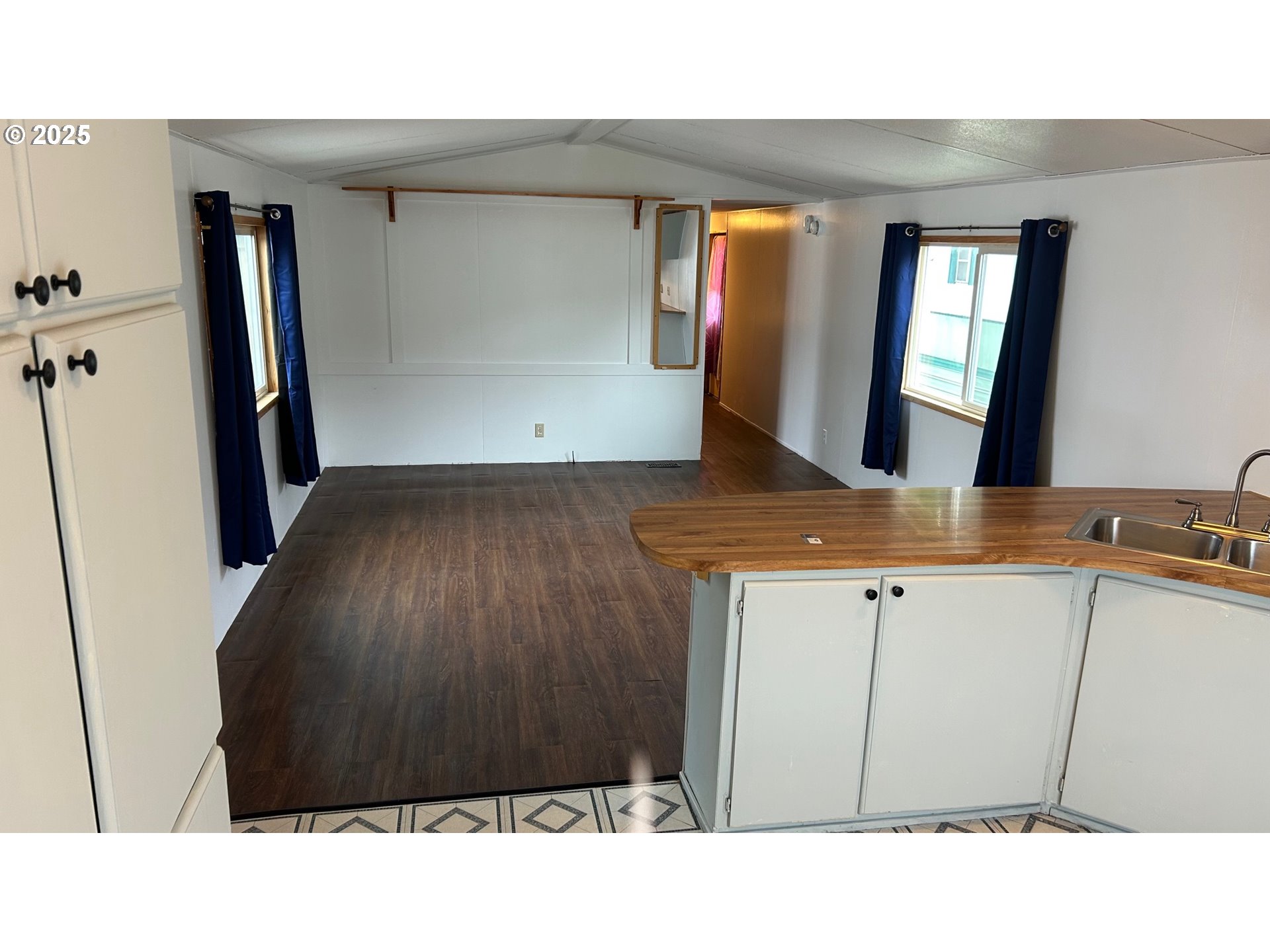 91323 Sandstone Lane, Unit 418 Coos Bay, OR 97420 - Photo 4 of 20 a black and white photo of a living room