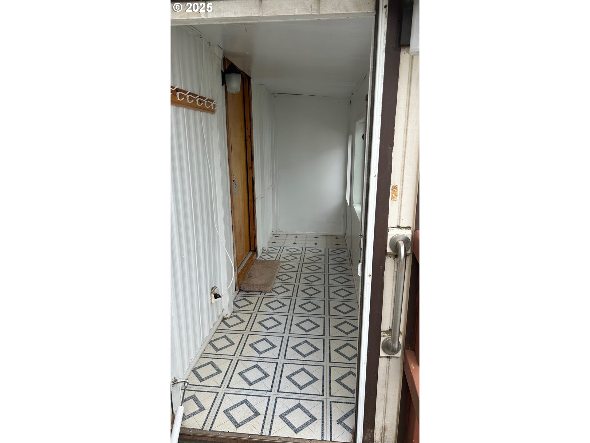 91323 Sandstone Lane, Unit 418 Coos Bay, OR 97420 - Photo 7 of 20 a bathroom with a shower and a mirror