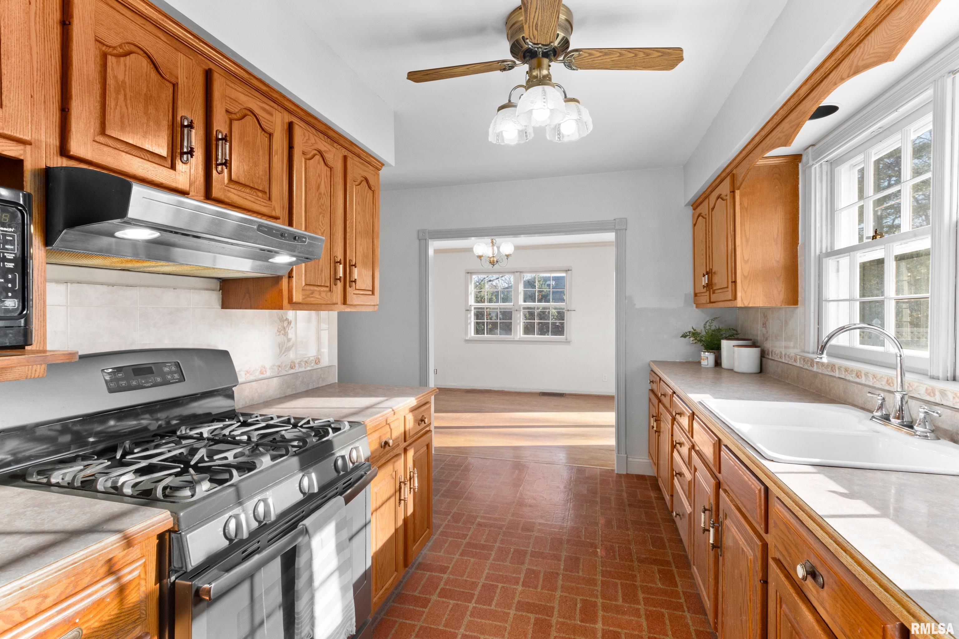 304 West Stonegate Road Peoria, IL 61614 - Photo 11 of 39 Gallery Image 11