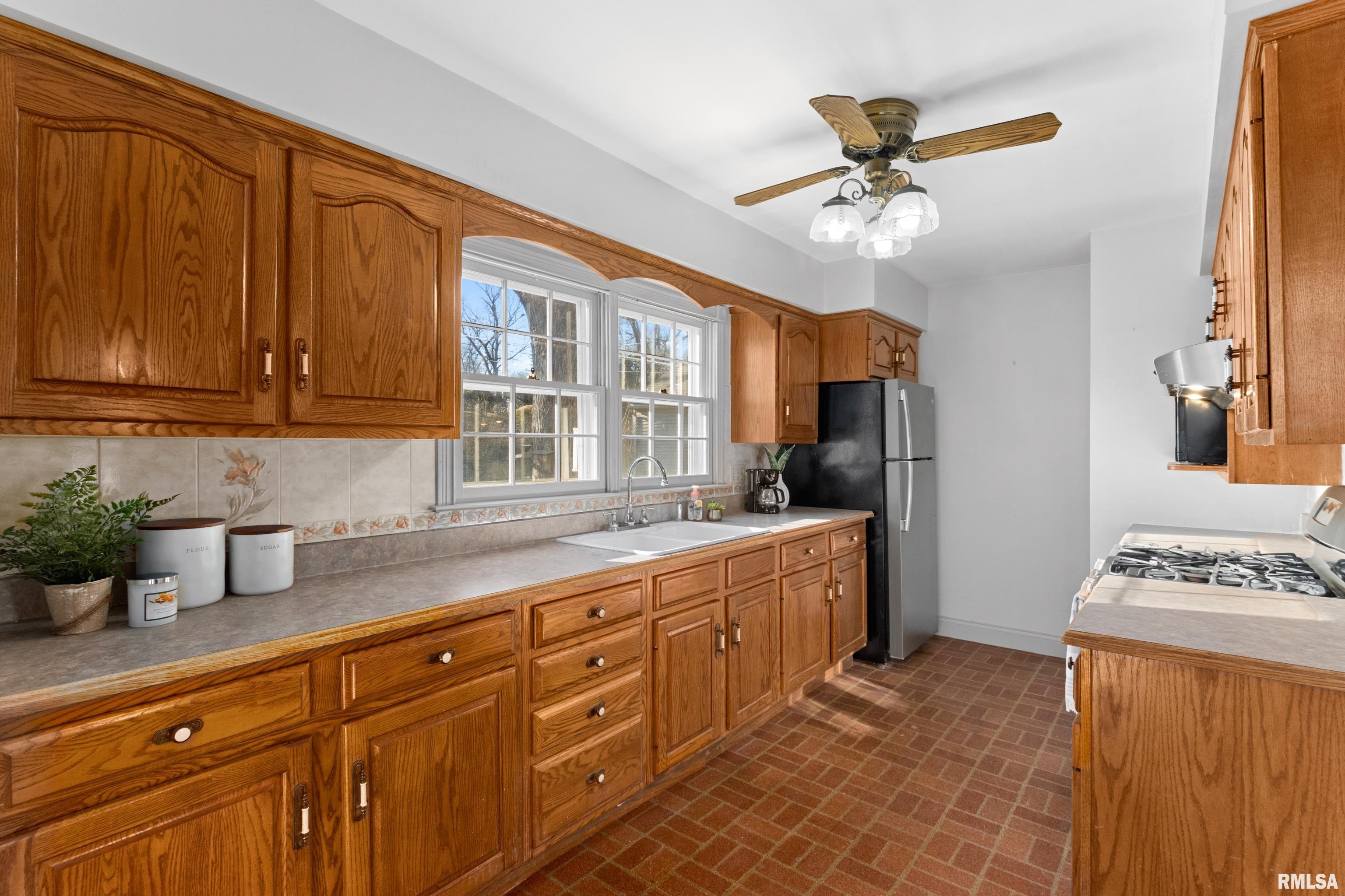 304 West Stonegate Road Peoria, IL 61614 - Photo 9 of 39 Gallery Image 9