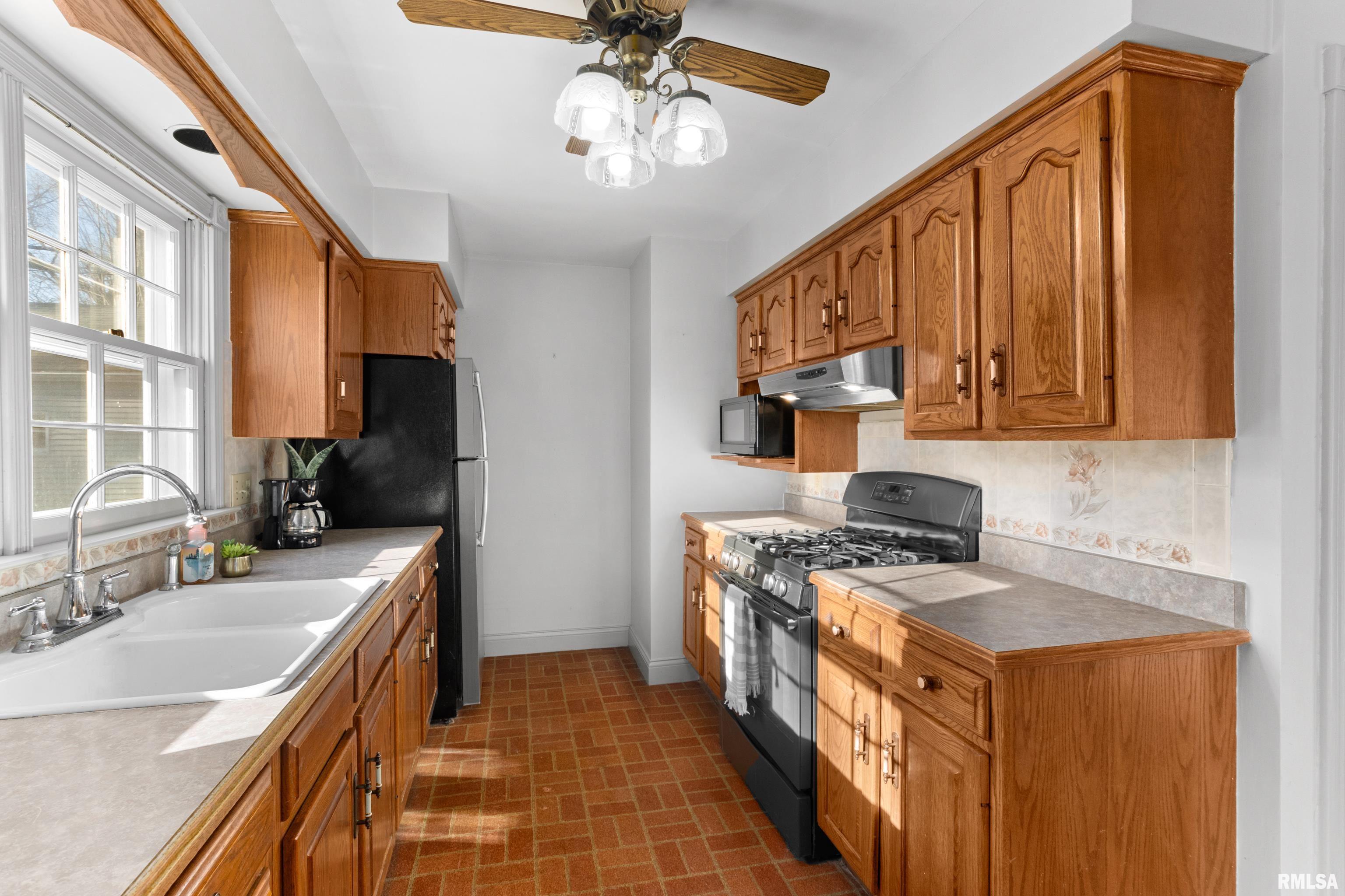 304 West Stonegate Road Peoria, IL 61614 - Photo 10 of 39 Gallery Image 10