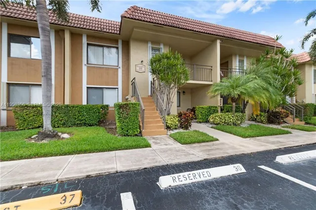 $305,000 | 321 Lakeview Drive, Unit 204, Weston, FL 33326