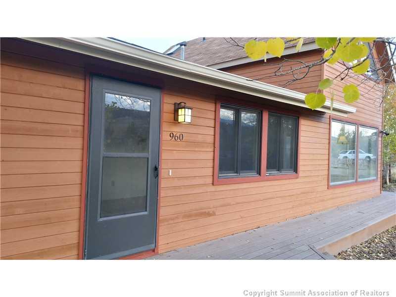 960 Mesa Drive Silverthorne, CO 80498 - Photo 7 of 25 a black and white photo of a house