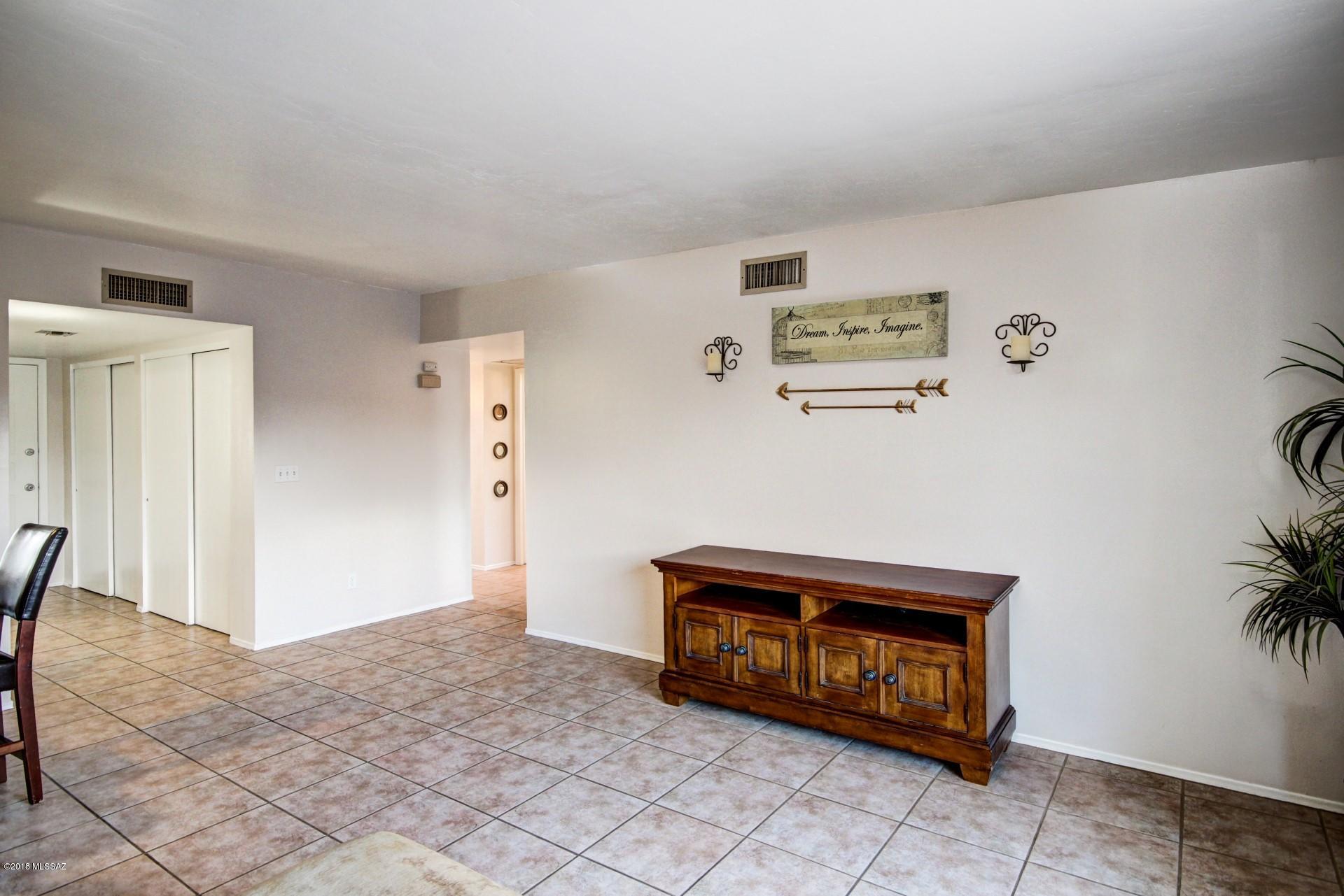954 South Pantano Road Tucson, AZ 85710 - Photo 4 of 20 Gallery Image 4
