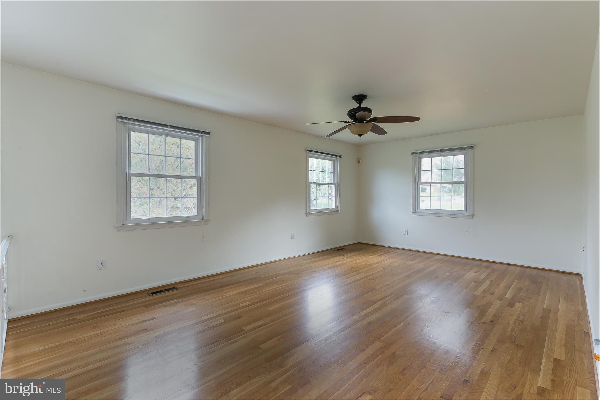 18728 Willow Grove Road Olney, MD 20832 - Photo 4 of 24 Living Room