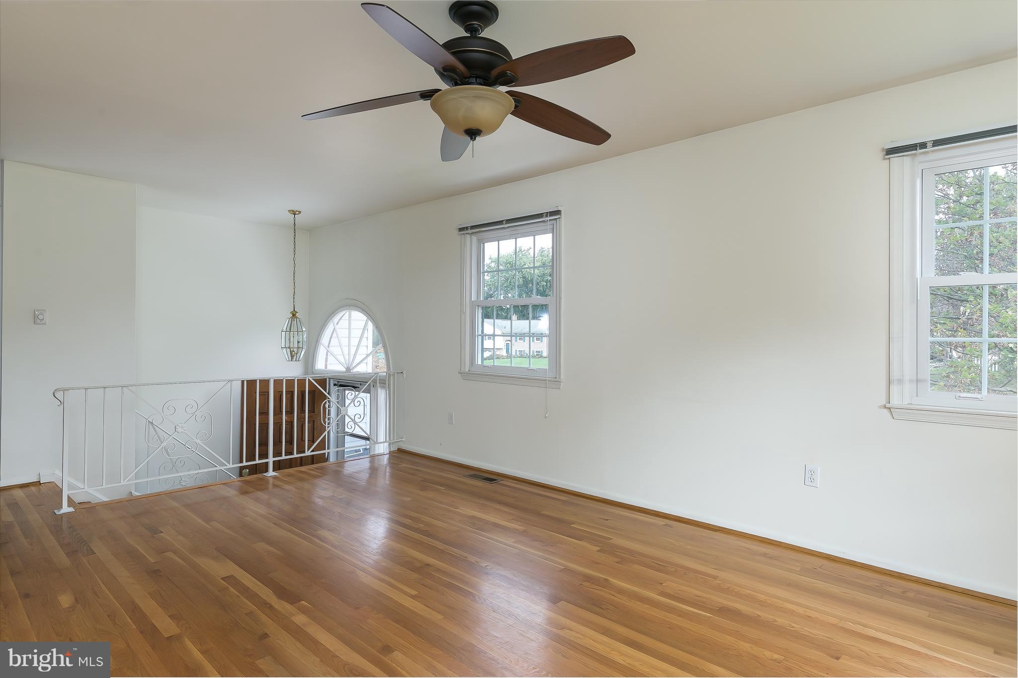 18728 Willow Grove Road Olney, MD 20832 - Photo 5 of 24 Living Room
