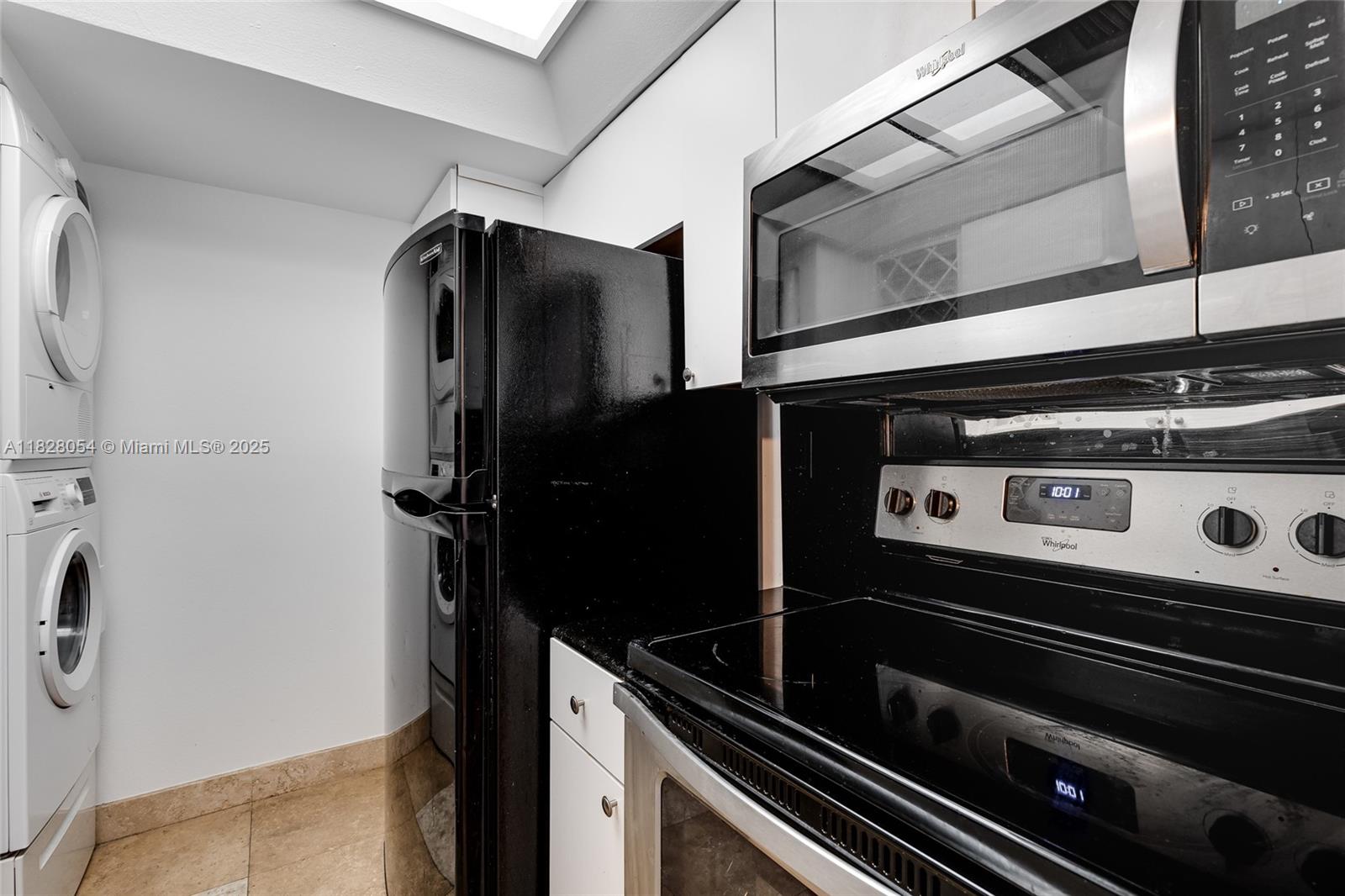 520 Brickell Key Drive, Unit A1817 Miami, FL 33131 - Photo 12 of 20 a close view of stove and refrigerator