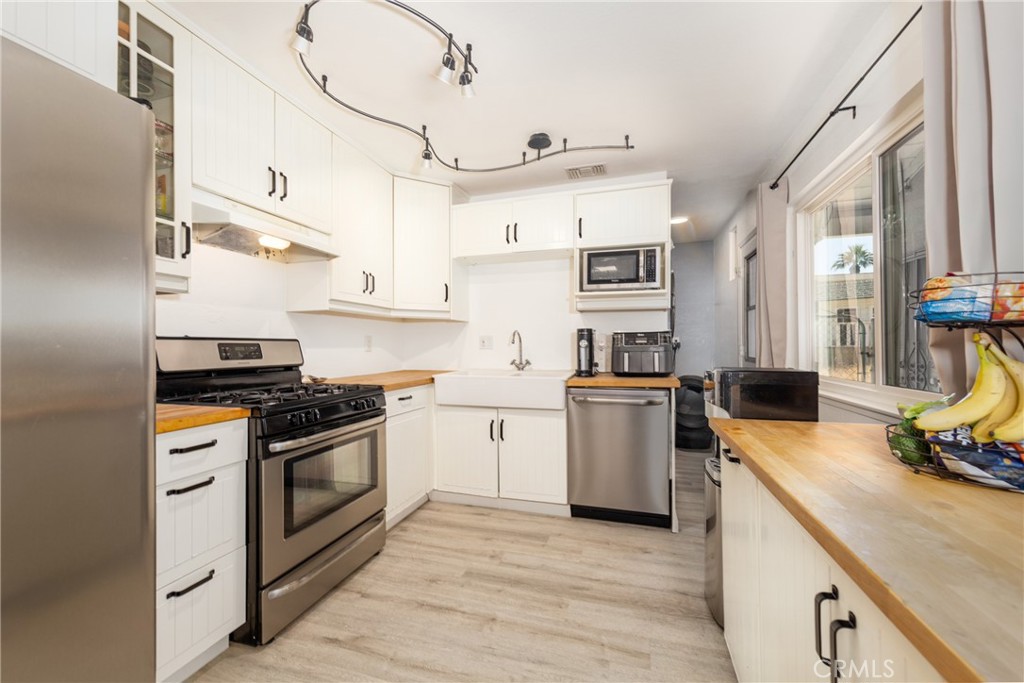 870 Falcon Lane Redlands, CA 92374 - Photo 8 of 16 kitchen