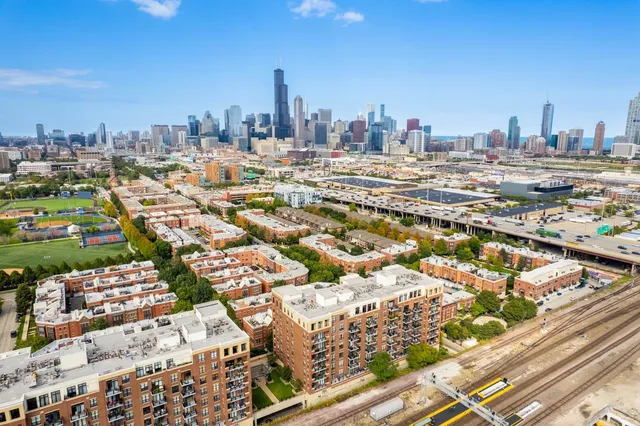 $2,850 | 811 West 15th Place, Unit 806, Chicago, IL 60608