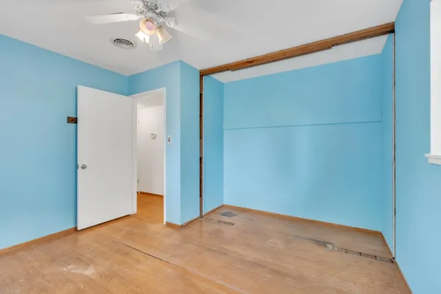 a view of empty room with a ceiling fan