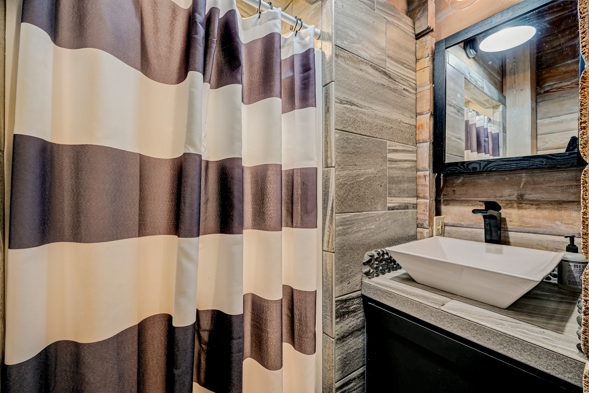 900 Box Canyon Road Wimberley, TX 78676 - Photo 19 of 40 This full bathroom is just off of the foyer and serves as the guest bathroom for the front guest bedroom.