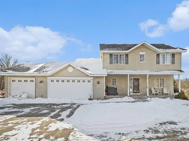 $425,000 | W10221 521st Avenue, Prescott, WI 54021