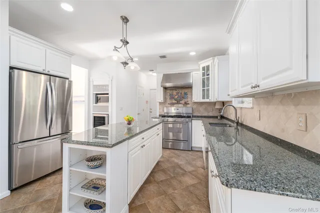 $995,000 | 15 Kingfish Court, Riverhead, NY 11901