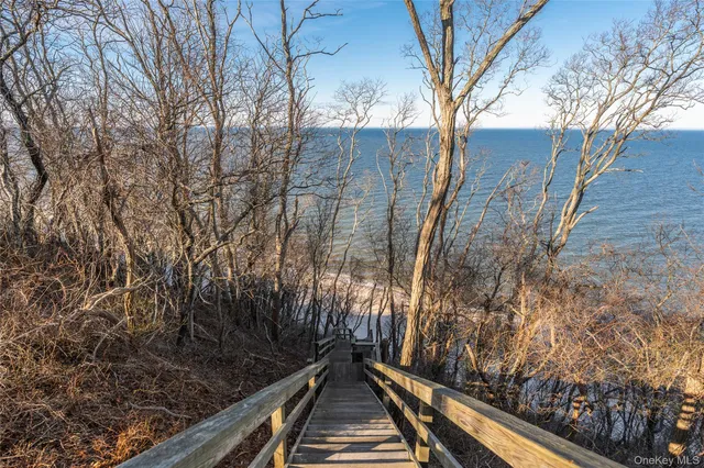 $995,000 | 15 Kingfish Court, Riverhead, NY 11901