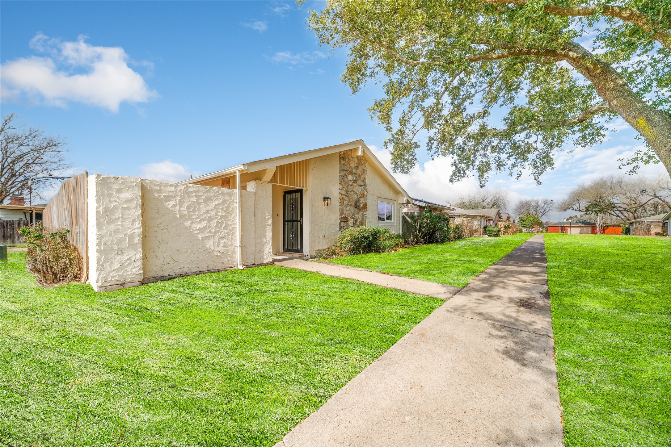 13055 High Star Drive Houston, TX 77072 - Photo 2 of 24