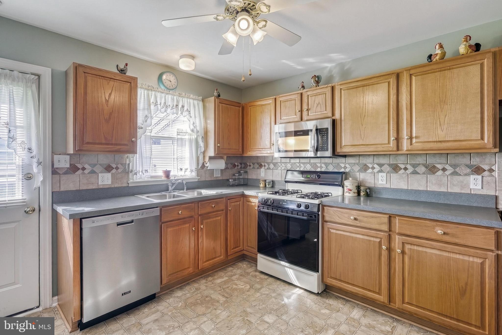 644 Kyle Road York, PA 17404 - Photo 10 of 35 Kitchen with Door to Private Patio