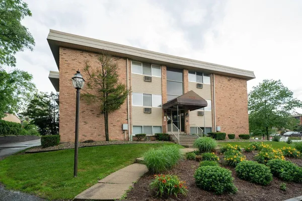 $110,000 | 722 West Kilgore Road, Unit 301, Kalamazoo, MI 49008